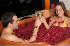 casal tomando banho de ofurô