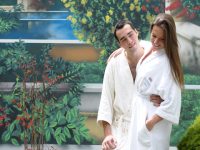 casal com roupão no day spa casal do buddha spa