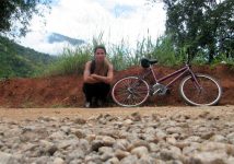 mulher de bicicleta no caminho de São Francisco Xavier