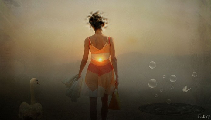 mulher sendo iluminada pelo sol