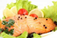 salmão misturado com salada