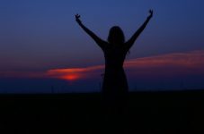 mulher com os braços abertos