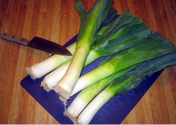 vários alhos porós na mesa