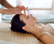 mulher recebendo massagem na cabeça