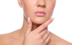 Mulher com a mão no queixo