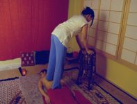 homem deitado recebendo massagem ayurvédica