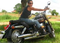 mulher numa moto na cidade de Salto