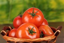 Tomates em cesta de palha