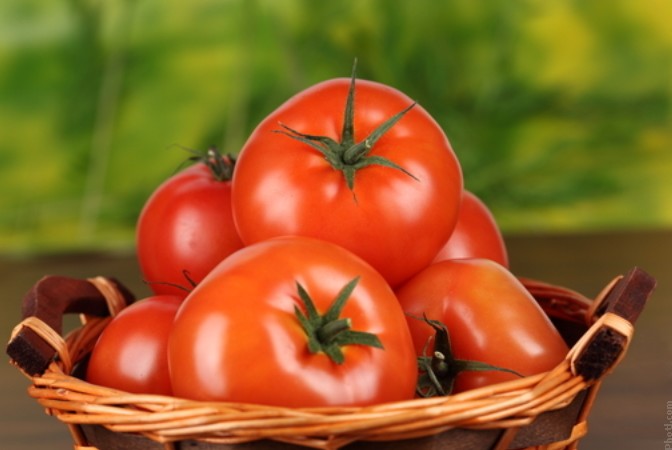 Tomates em cesta de palha