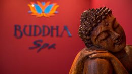 Parede vermelha com o escrito Buddha Spa