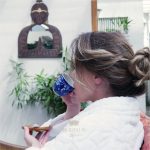 Mulher tomando chá em uma xícara