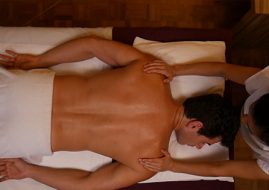 homem recebendo a massagem mencare do Buddha Spa