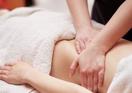 mulher recebendo massagem modeladora do buddha spa