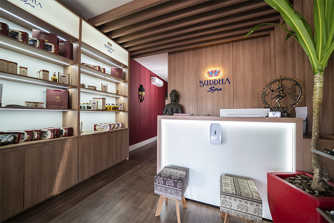 Recepção da unidade Buddha Spa Jardim Europa, com uma prateleira com os produtos da Linha Home