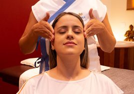 Moça recebendo uma massagem Indian Head Buddha Spa