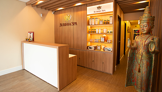 Recepção unidade Buddha Spa. Balcão e prateleira de produtos Linha Home