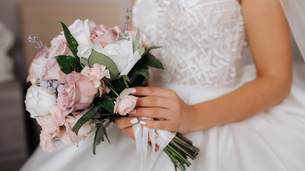 Noiva segurando o buque